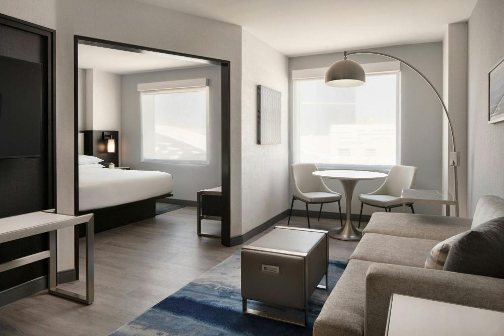 King Studio with Sofa Bed - Hearing Accessible interior